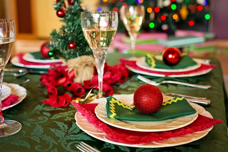 Brunch Table de Noël avec des assiettes et des serviettes colorées
